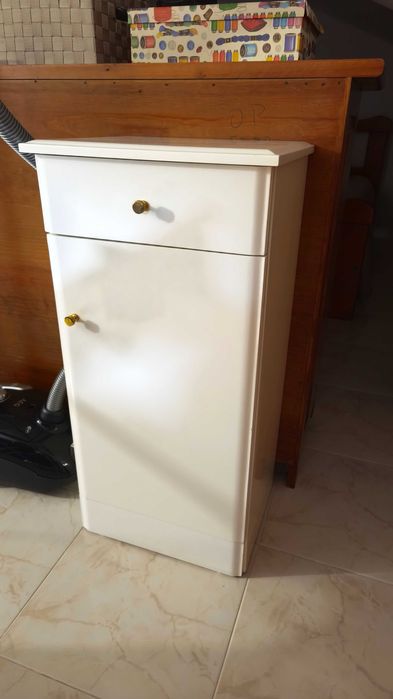 Armário de casa de banho lacado