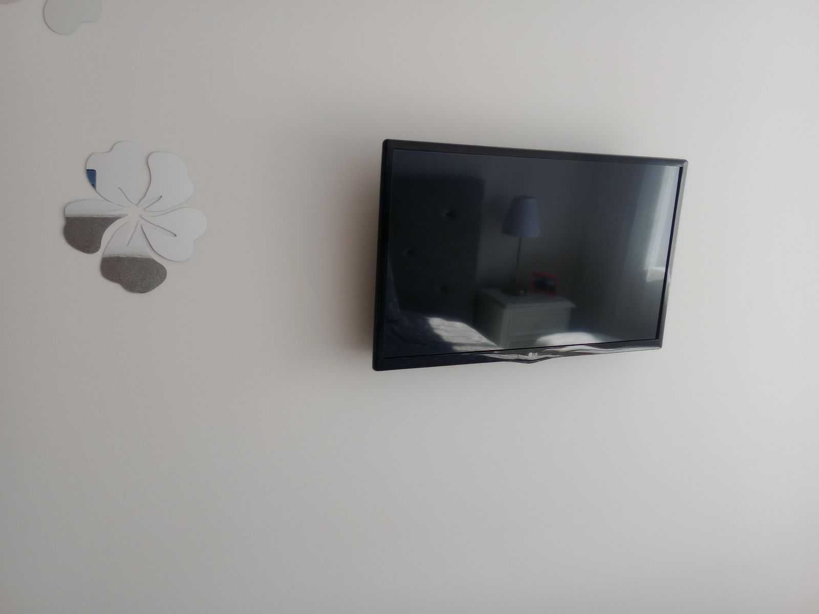 TV LG com suporte parede perfeito estado