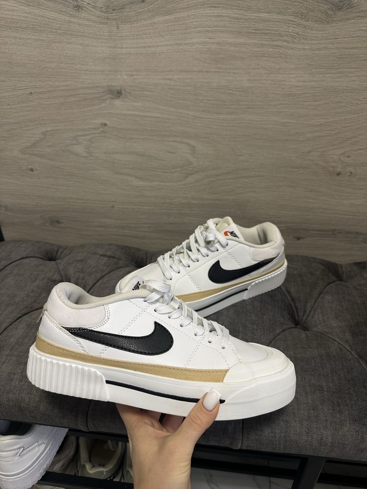 Оригінальні жіночі кросівки Nike