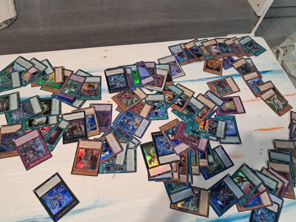 Około 4915 sztuk Karty kolekcjonerskie Yu-Gi-Oh!