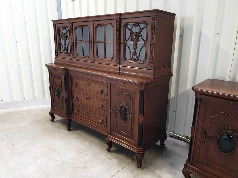 Antyk Ślicznie zdobiony dębowy kredens bufet. Meble z Francji - XIX w