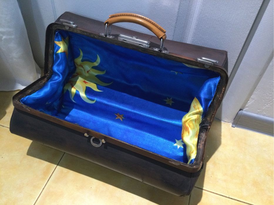 Продам саквояж , портфель и дипломат.