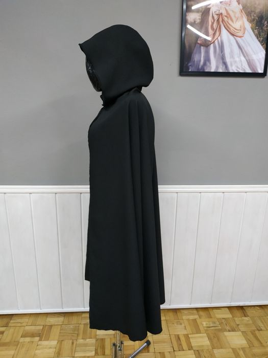 Czarna peleryna z kapturem