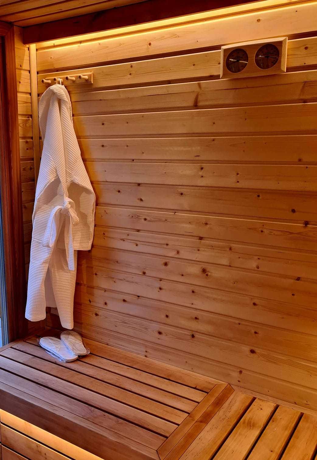 drewniana sauna, balia z jacuzzi, drewniana sauna ogrodowa