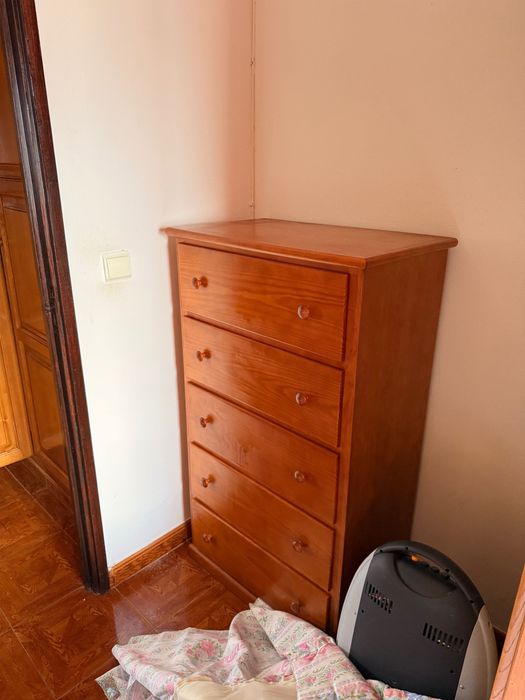 Cama, mesas cabeceira, cómoda e roupeiro