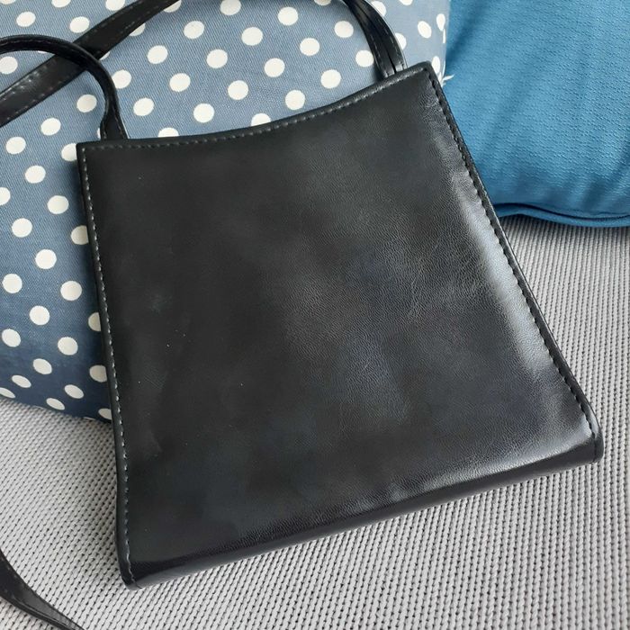 Mała czarna prosta torebka skórzana