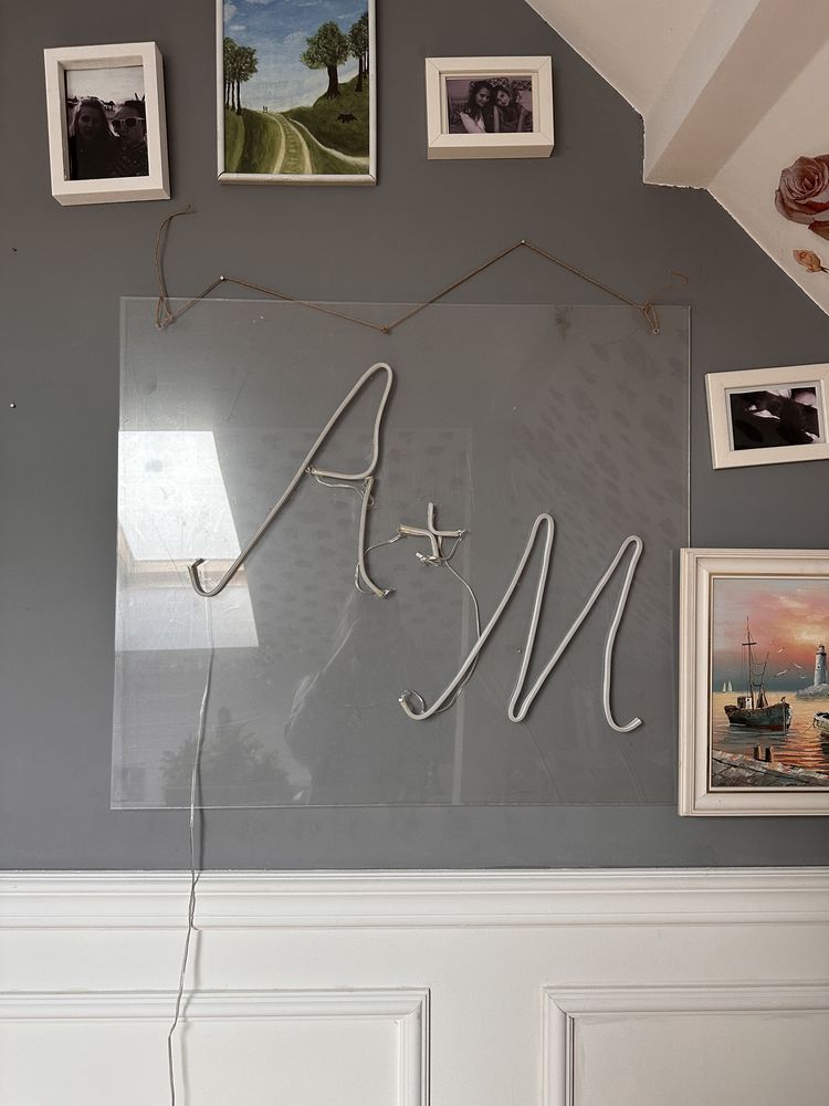 Napis ledon led neon na pleksi „A+M”