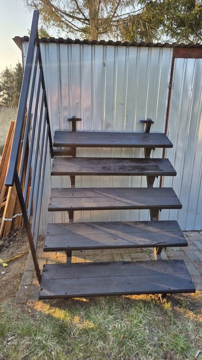 Schody do sceny sceniczne poręcz