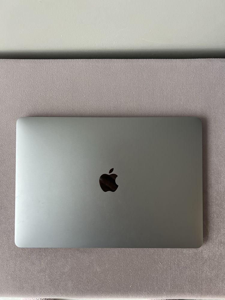 Продам свій MacBook pro 2019, з Америки.