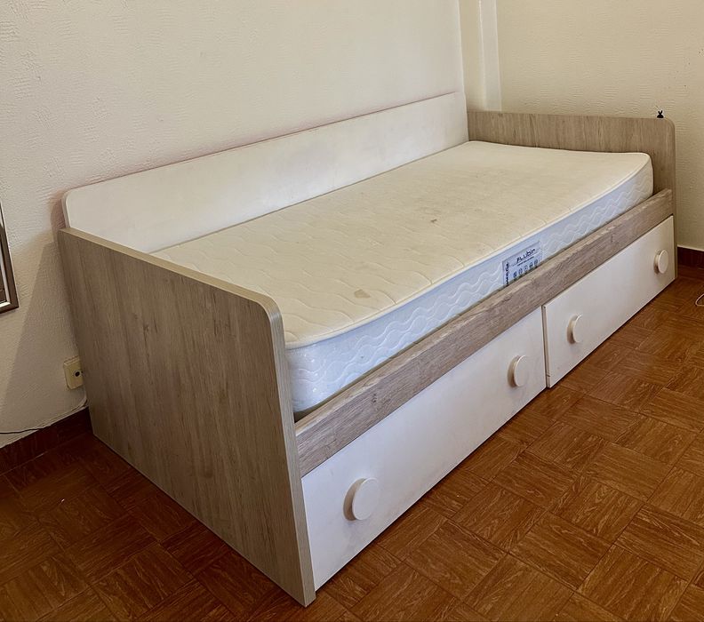 Cama com gavetas individual