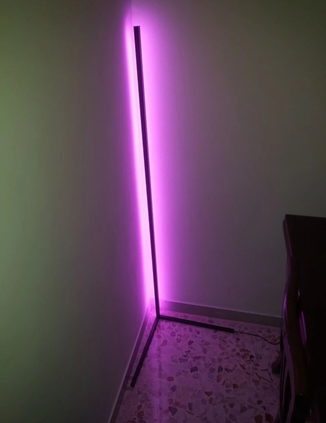 Candeeiro de chão (canto) com iluminação RGB