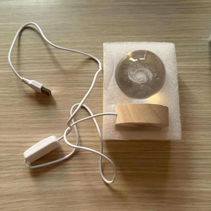 Dekoracyjna kula LED z efektem burzy śnieżnej - lampka