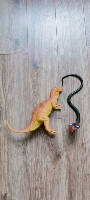 Dinozaur i wąż kobra