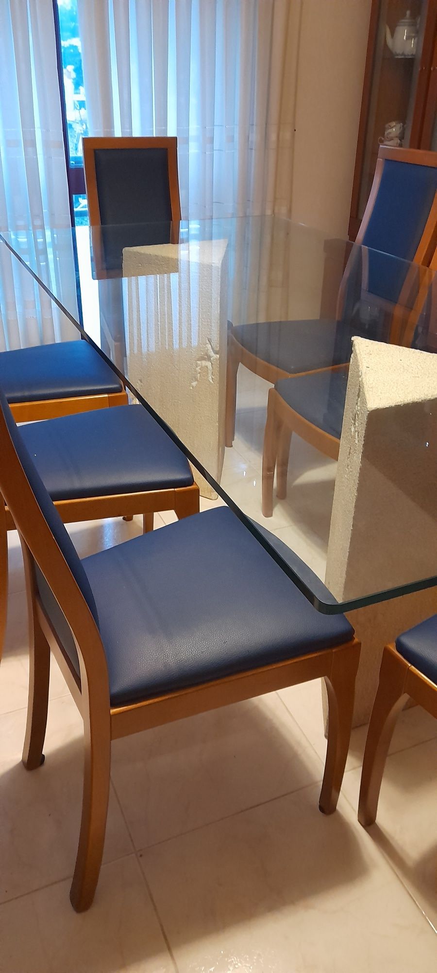 Mesa de jantar e cadeiras
