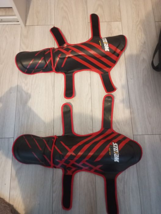 Ochraniacze na piszczele czerwone L