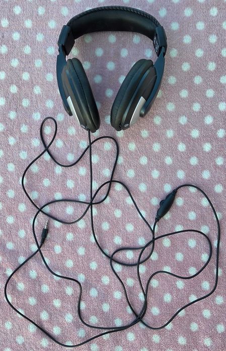Czarne słuchawki przewodowe nauszne Stereo Headphones