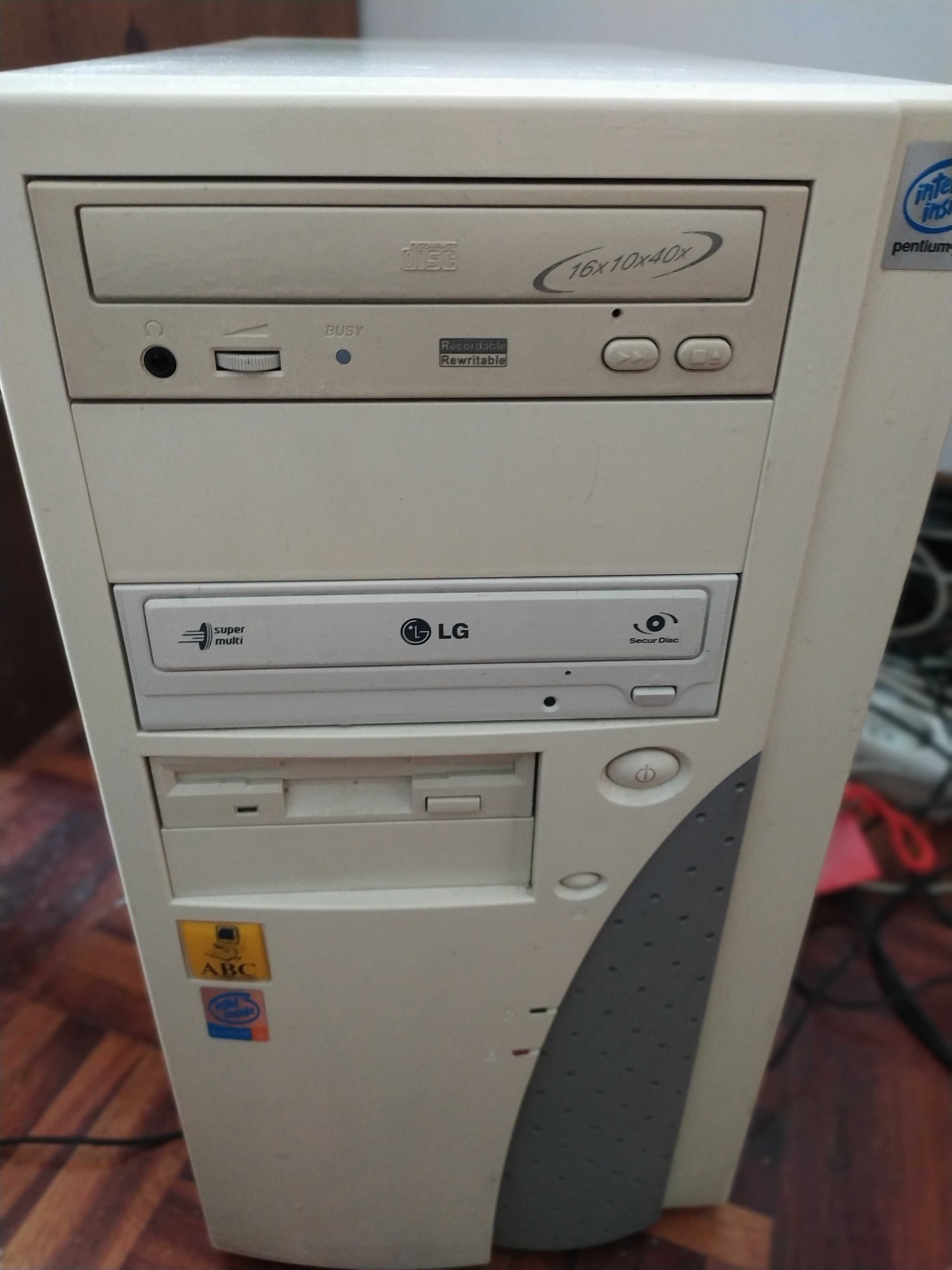 Computador Pentium IV a 3000 MGH 
E Ram de 1 Giga formatado Windows 7