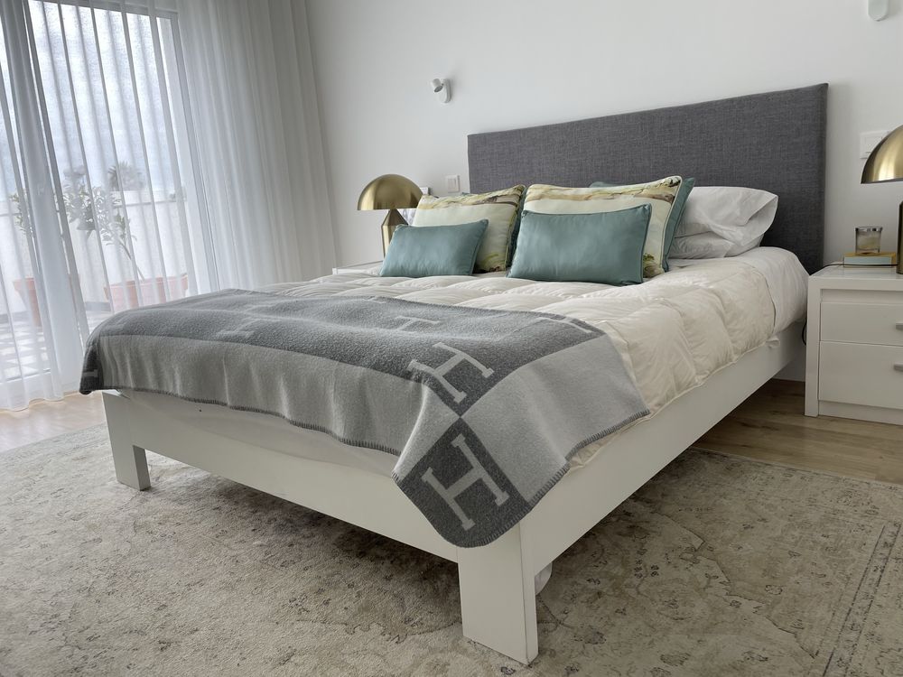 Cama com cabeceira estofada