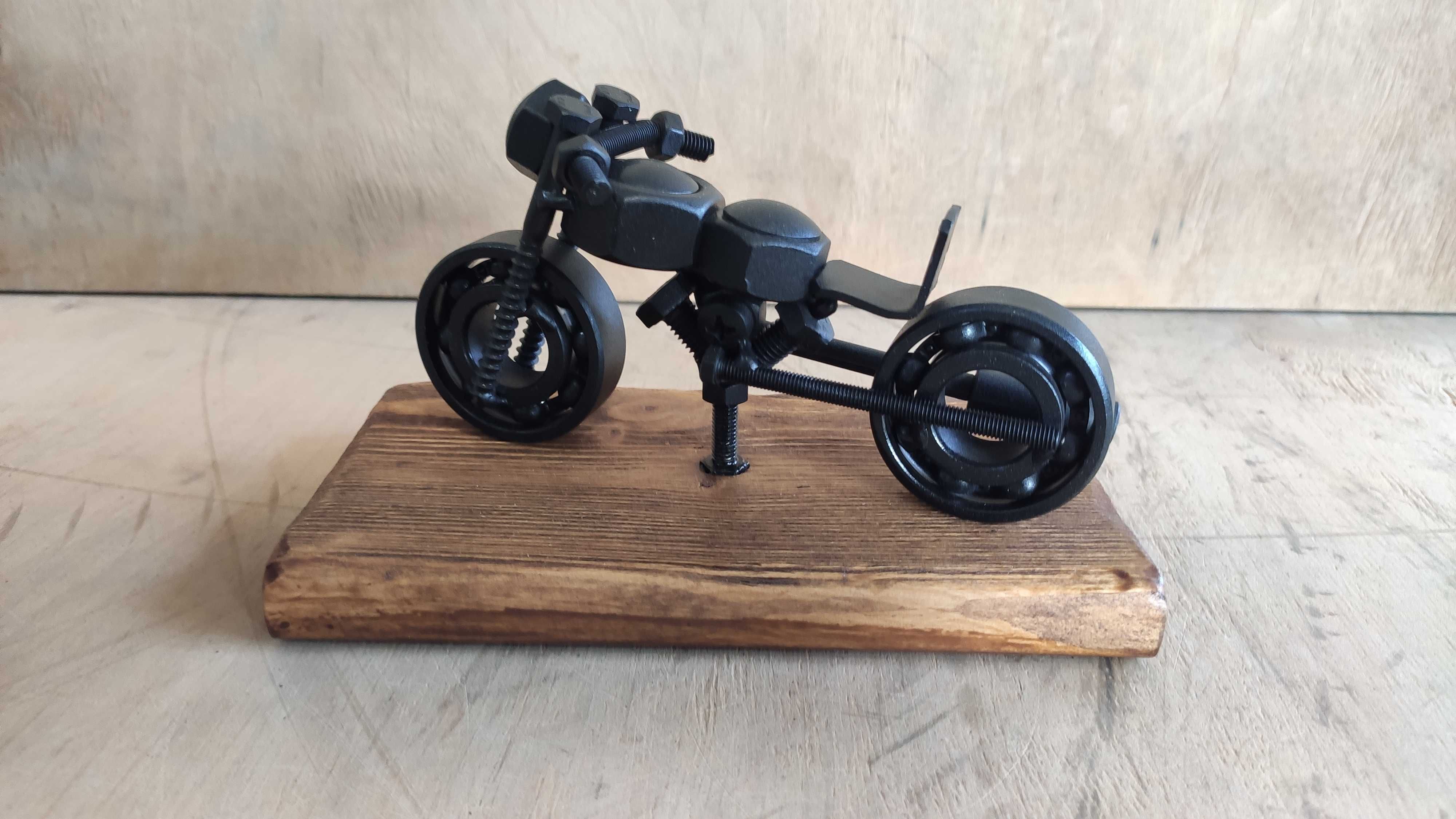 Metalowa figurka motor ze śrubek, [Metaloplastyka]