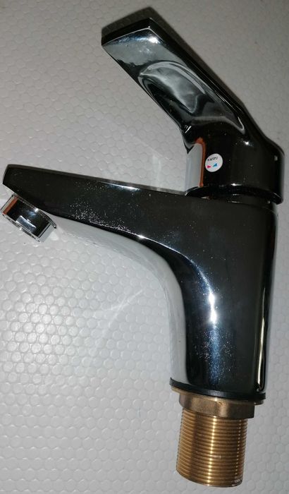 Torneiras , 1 e 3/4 de polegada, uma de passagem e de bancada, cada 5€