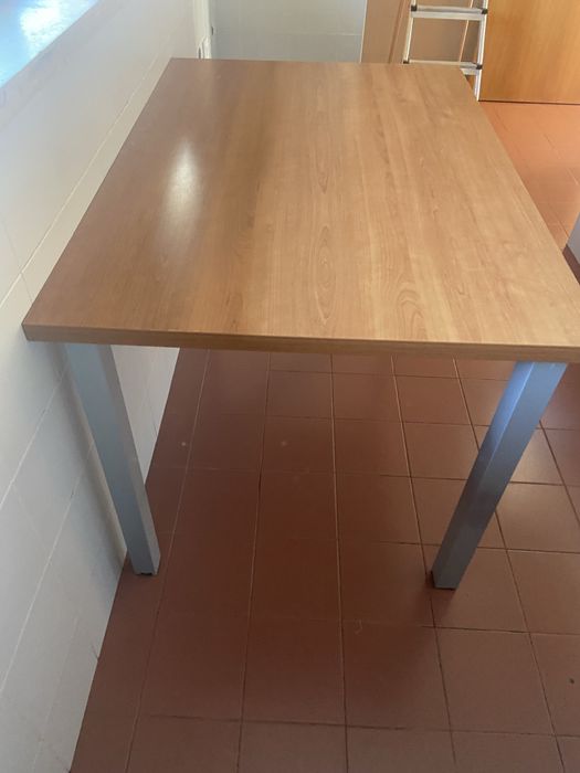 Mesa de cozinha de madeira