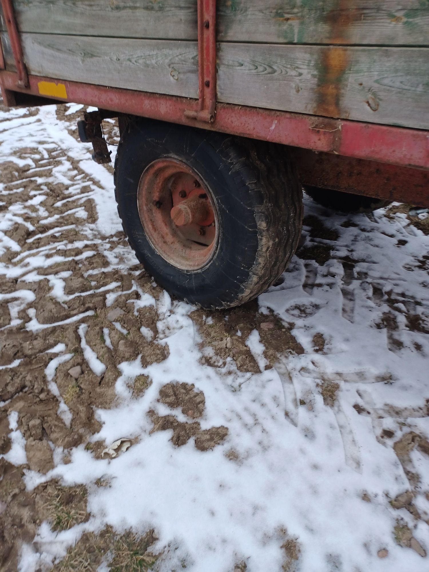 "Przyczepa jednoosiowa tandem z żmijką przeładowczą"
