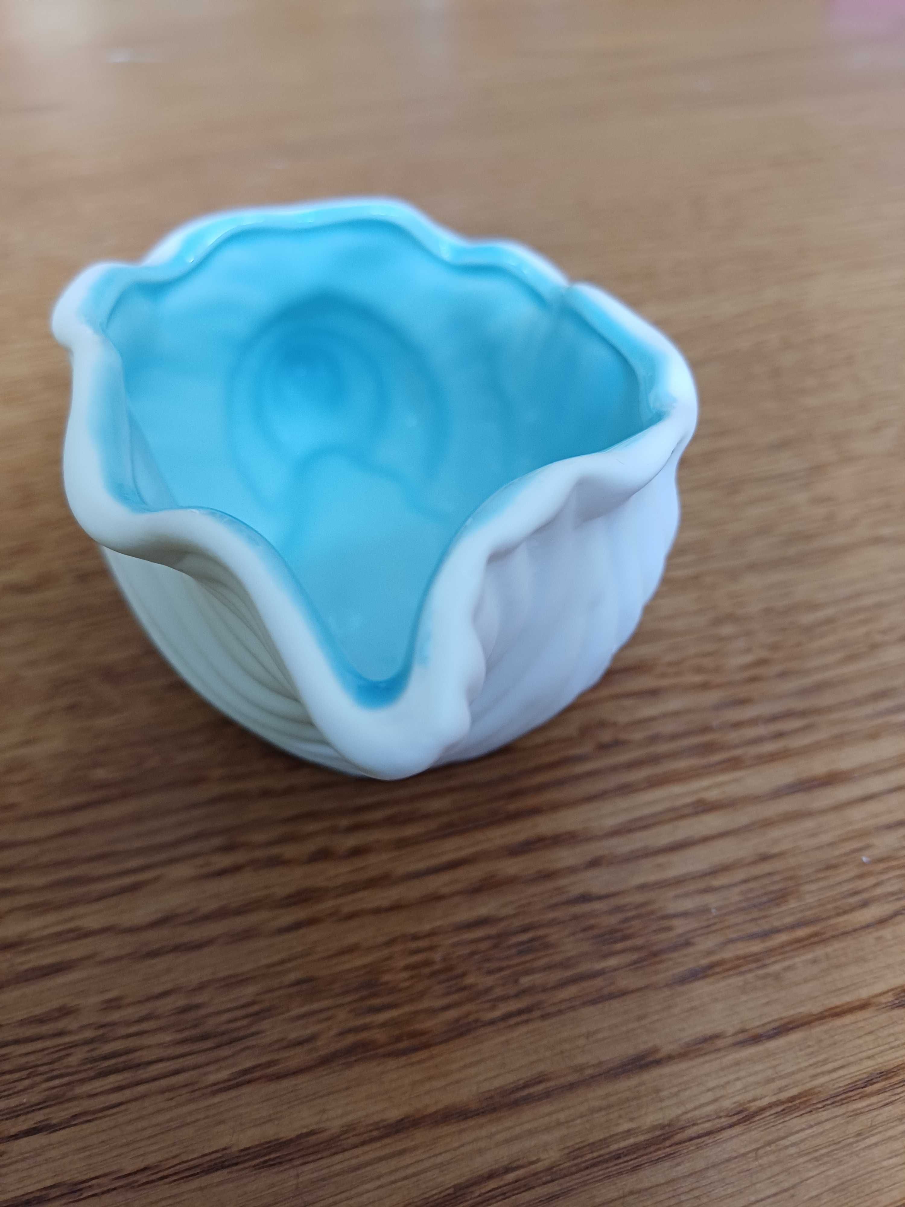 Uroczy wazonik ceramiczny w kształcie muszli