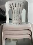 Cadeiras brancas de plastico