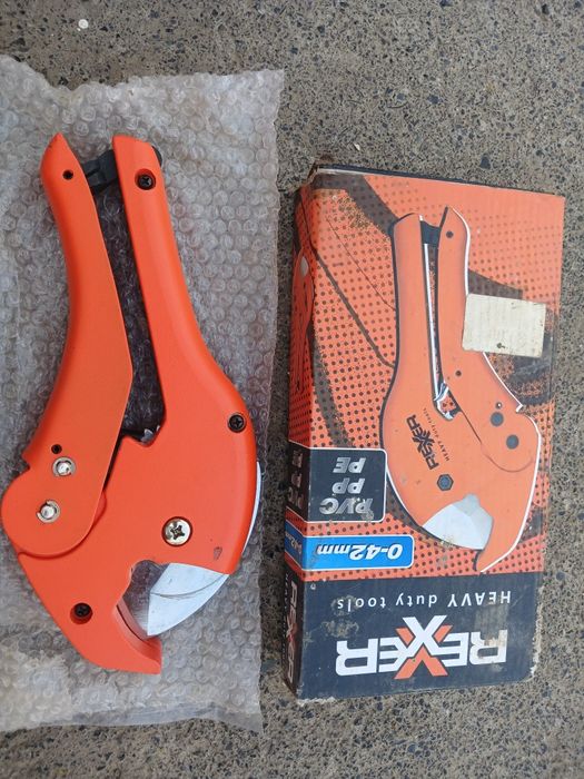 Труборез по пластиковым трубам . Новый .