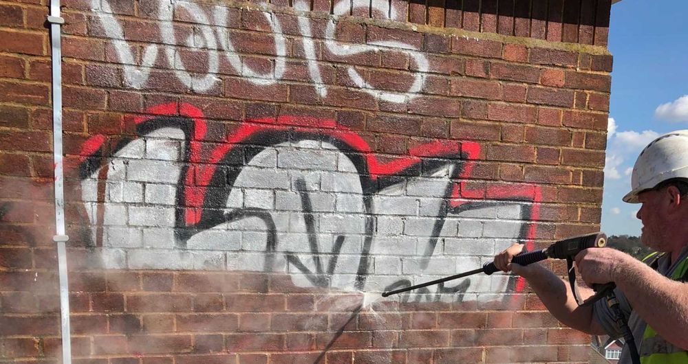 Czyszczenie ścian mycie okien elewacji dachów prace na wysokości