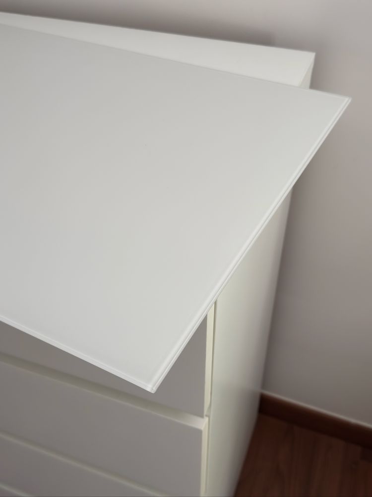 Cómoda IKEA Malm 4 gavetas em excelente estado