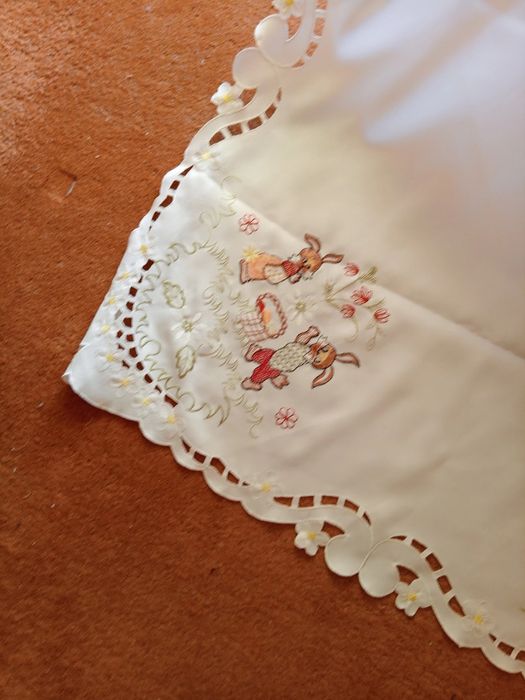 Obrus z haftem rechelieu