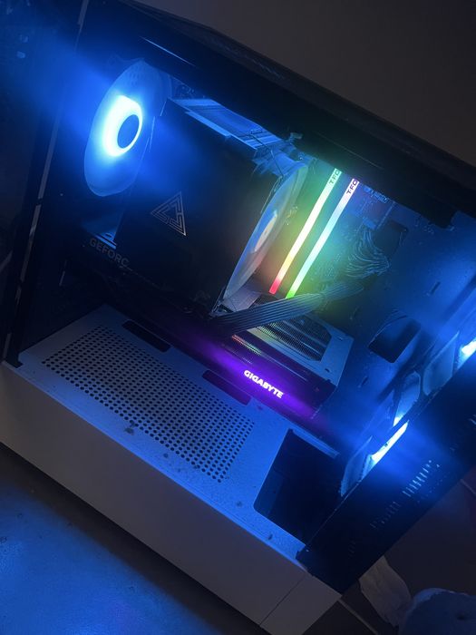 PC Gaming com monitor e cadeira