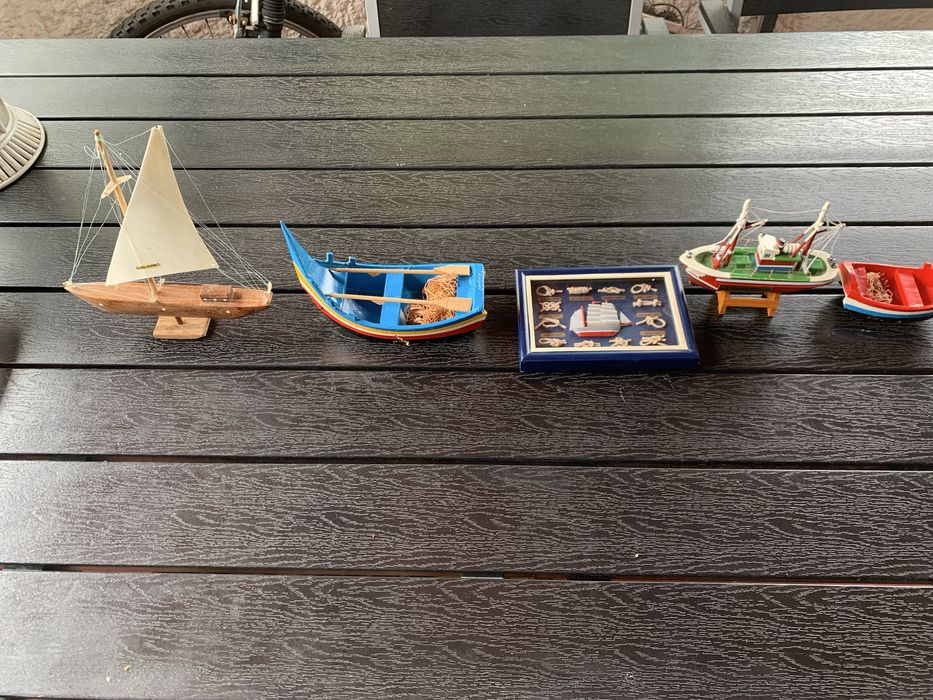 Varios barcos de decoraçao em madeira