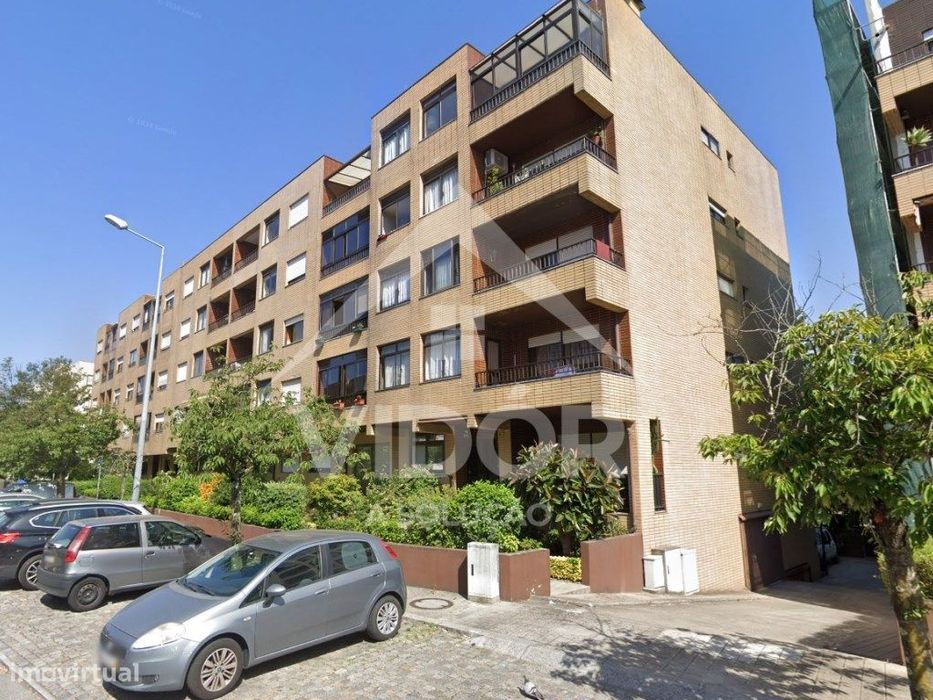 Garagem na Rua Bernardim Ribeiro Nº 260 - Circunvalação