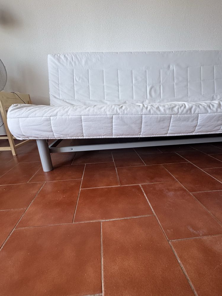 Sofa-cama 3 lugares com colchao e capa protetora incluida