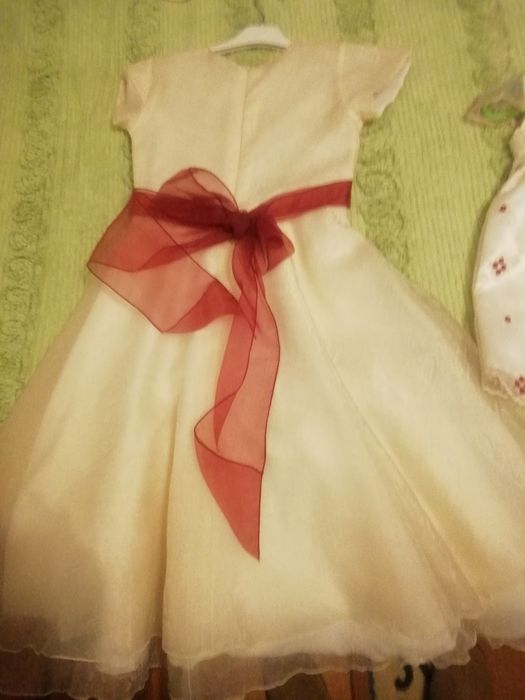 Vestidos de cerimónia de crianças.