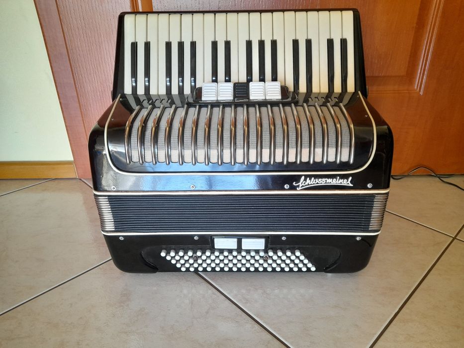 Akordeon 80 basowy z walizką