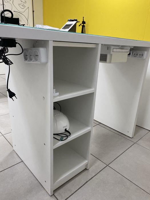 Терміновий продаж столів для манікюру з витяжками TERI