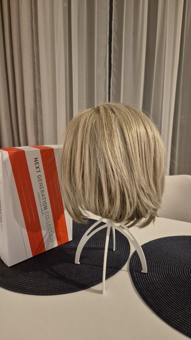 Profesjonalna peruka z włókna sztucznego