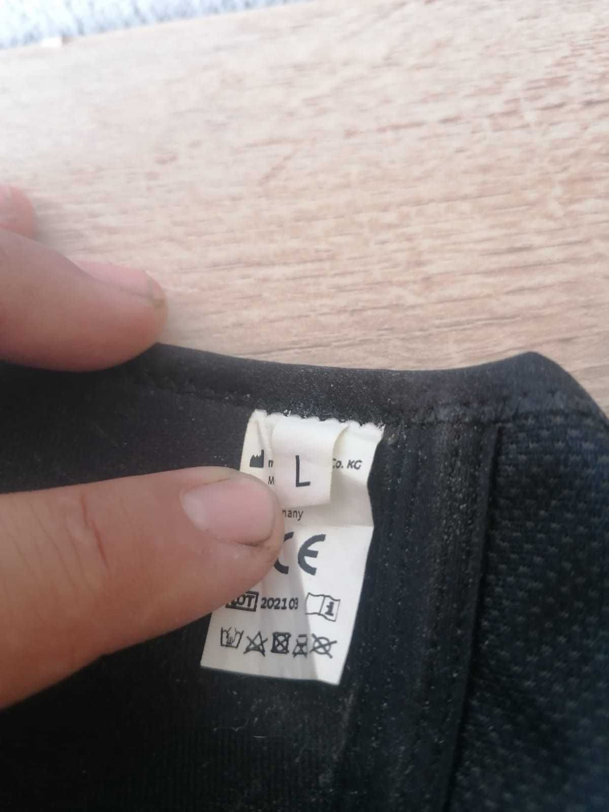 Joelheira articulada com ajuste em velcro