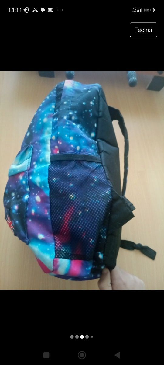 É uma mochila multicor