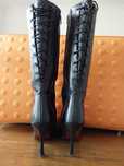 Botas altas em pele