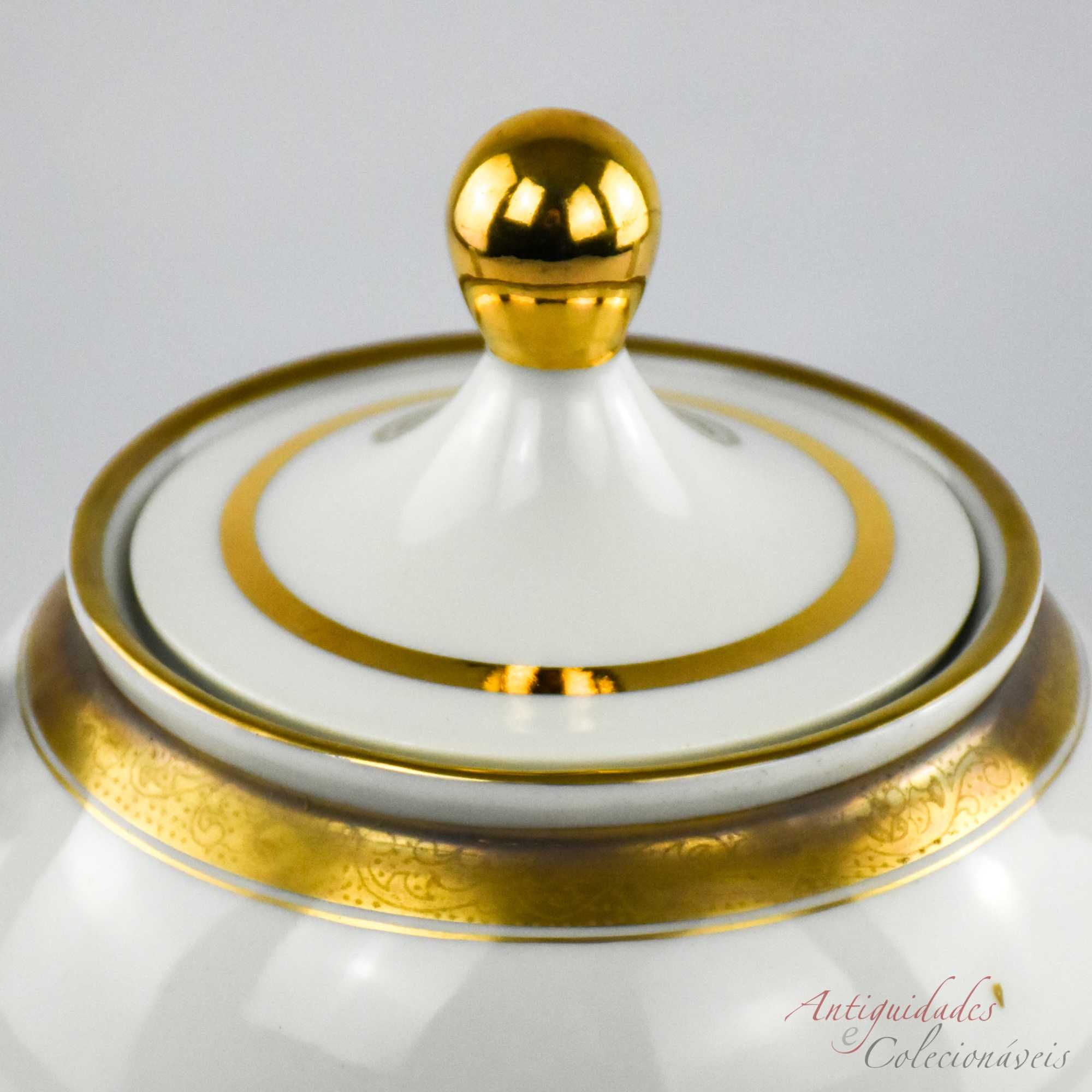 Bule porcelana Artibus decorado a ouro
