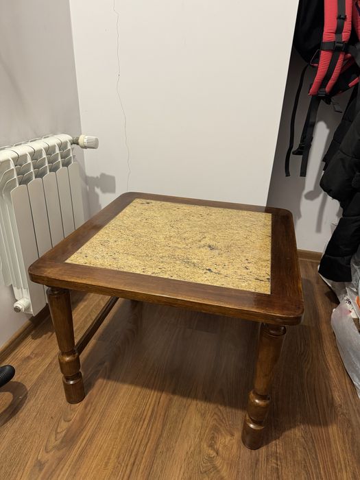 Drewniany stolik z kamiennym blatem