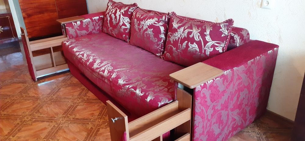 Диван-кровать добротный уютный