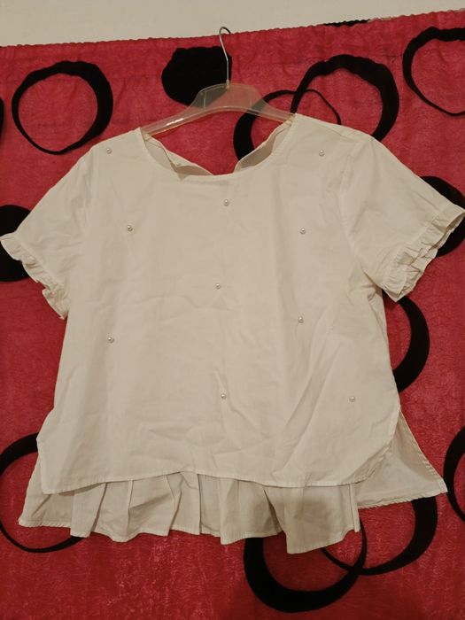 Blusa 
Tamanho único 
Pouco usada 
Preço 6€