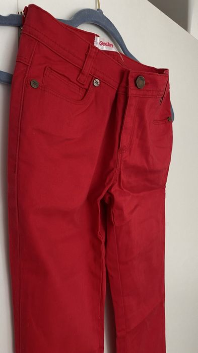 dziewczęce czerwone dżinsy z zapięciem na metalowy guzik