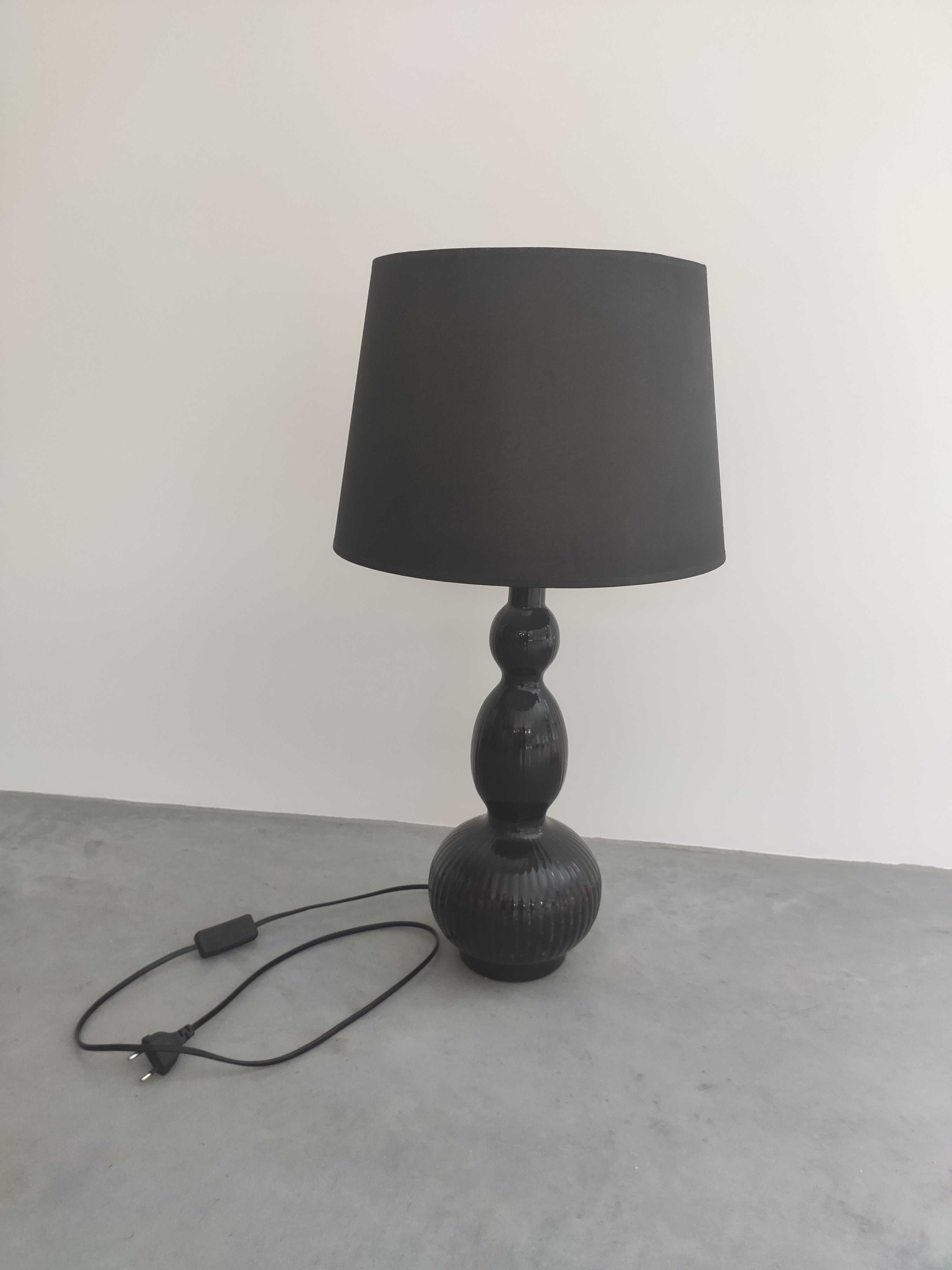 Elegancka czarna lampa stołowa