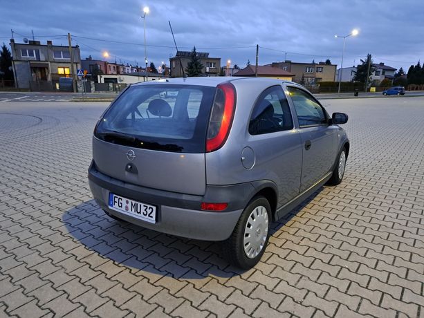Opel corsa 1.2 16V benzyna na 2003 rok Klima